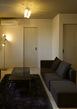 BLACK BOX OSAKA コンセプト - 幾何学的で温かみのある空間デザイン