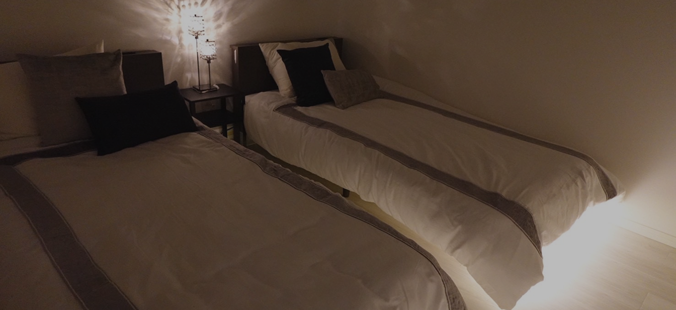 BLACK BOX OSAKA 外観 - モダンな黒い建物